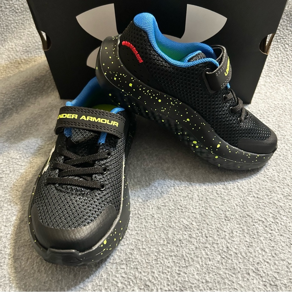 Under Armour Surge 4  Sneakers Boys US 11 Black Running Shoes NIB